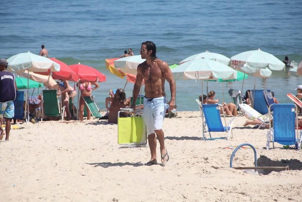 Depois de um tempo, colocou a bermuda e foi embora

