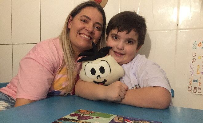Então, sua mãe, Oneida, criou a página no Facebook Arte do Dani para divulgar os acessórios, que são vendidos por whatsapp e também por email (os contatos estão na página da rede social)