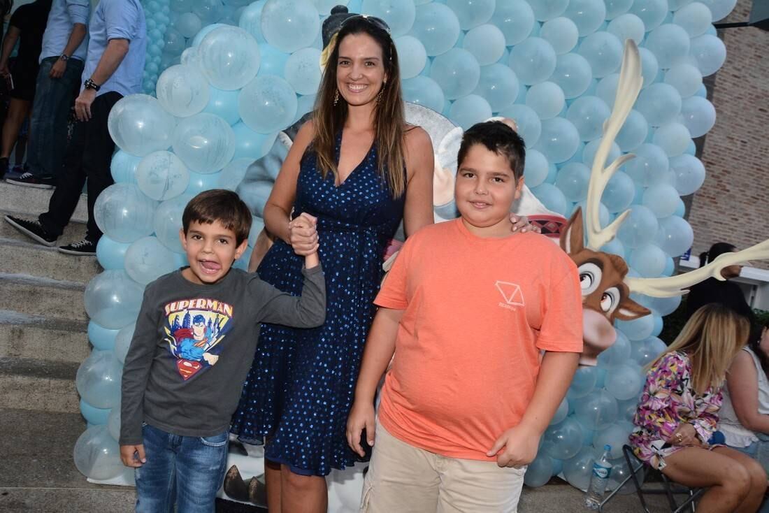 Luciana Cardoso, mulher de Faustão, levou os filhos. O mais velho, João Guilherme, está a cara do pai