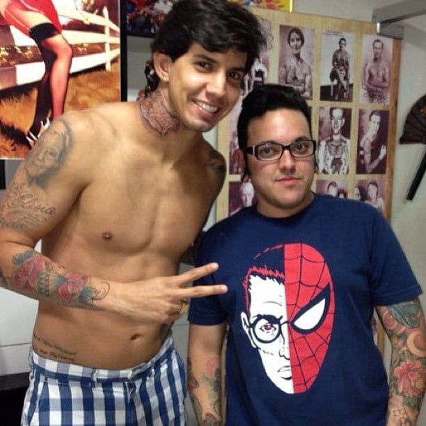 Victor Ramos exibe nova tatuagem, dessa vez no pescoço