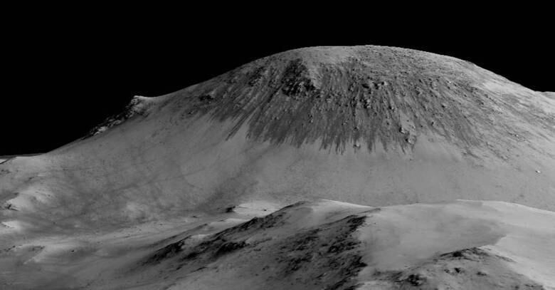 Já era sabido que em Marte existiam calotas de gelo congeladas na superfície, devido à distância de Marte com o Sol
