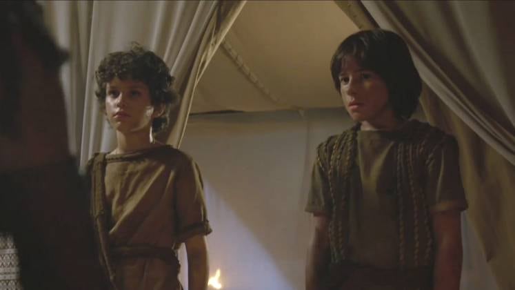 Na infância, Abraão e o filho do rei de Ur, Dnin-Sim, ficaram em apuros ao serem sequestrados por amoritas quando deixaram a cidade. Mas, Abraão se mostrou corajoso e ficou ao lado do amigo o tempo todo. Ele assumiu a culpa e Dnin-Sim o defendeu