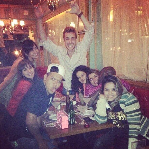 Preta Gil ganha beijo de amigo na balada