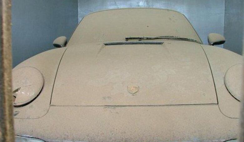 Porsche 911 — Outro modelo totalmente coberto por poeira e também com a lanterna direita quebrada. Só a título de curiosidade, em 1998 a Porsche revelou o 996, evolução do 911 se deu, dentre outros, ao abandono do antiquado sistema arrefecido a ar, em favor de um sistema de arrefecimento líquido
