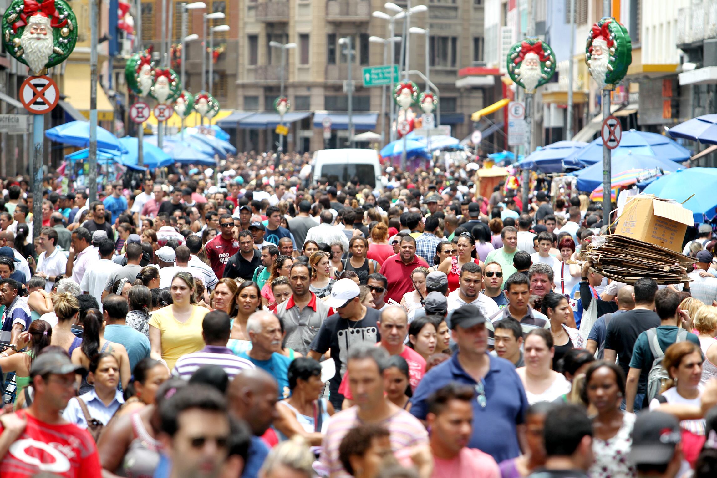 Alugar uma loja na 25 de Março requer um investimento mínimo de R$ 35 mil por mês. Já o ponto chega a valer R$ 1 milhão