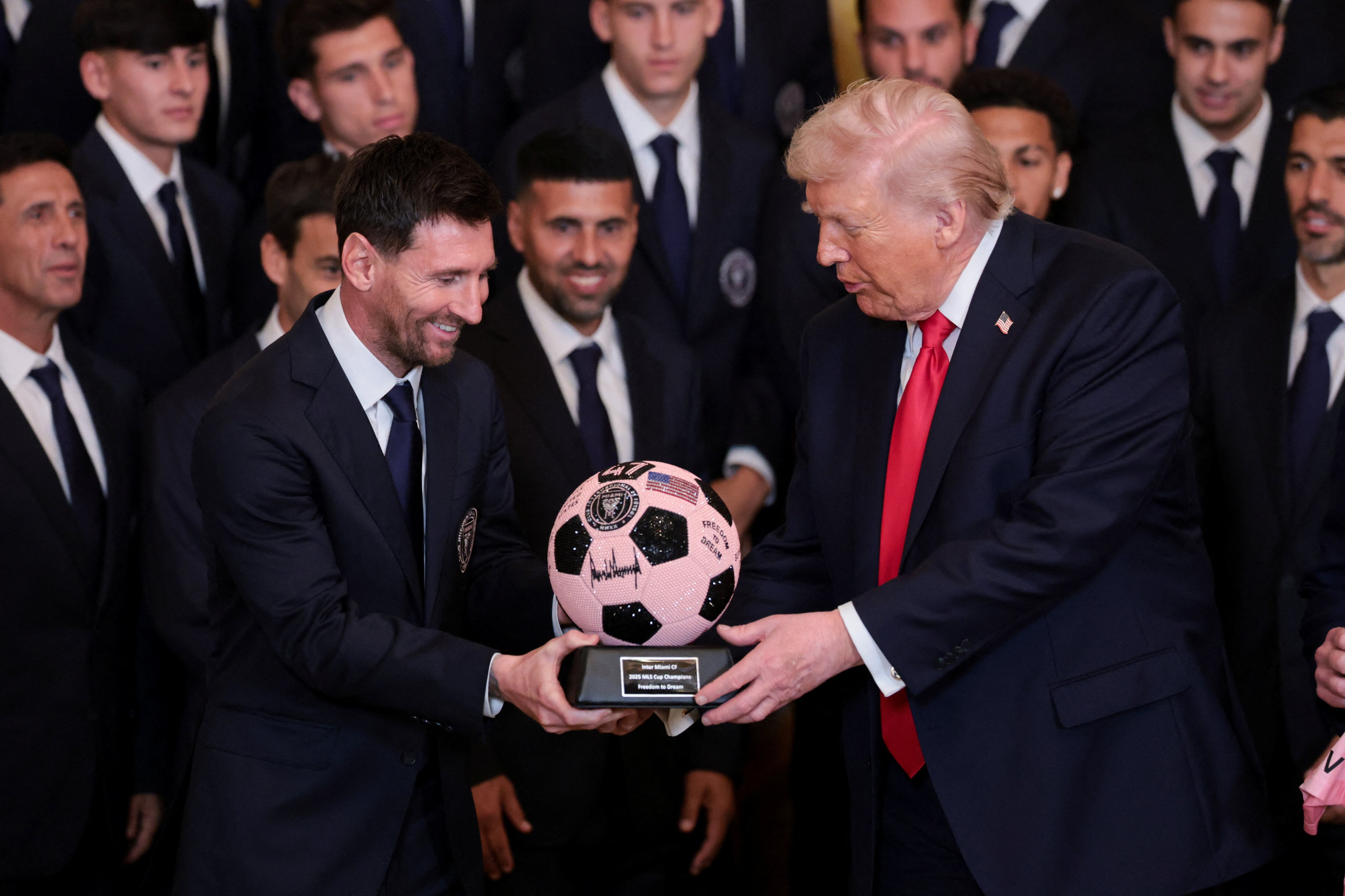 Donald Trump recebe presente de Lione Messi