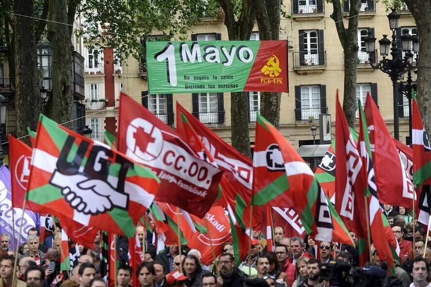 Militantes da Comissão Única de Trabalhadores e da União Geral dos Trabalhadores participam de um protesto contra o governo da Espanha