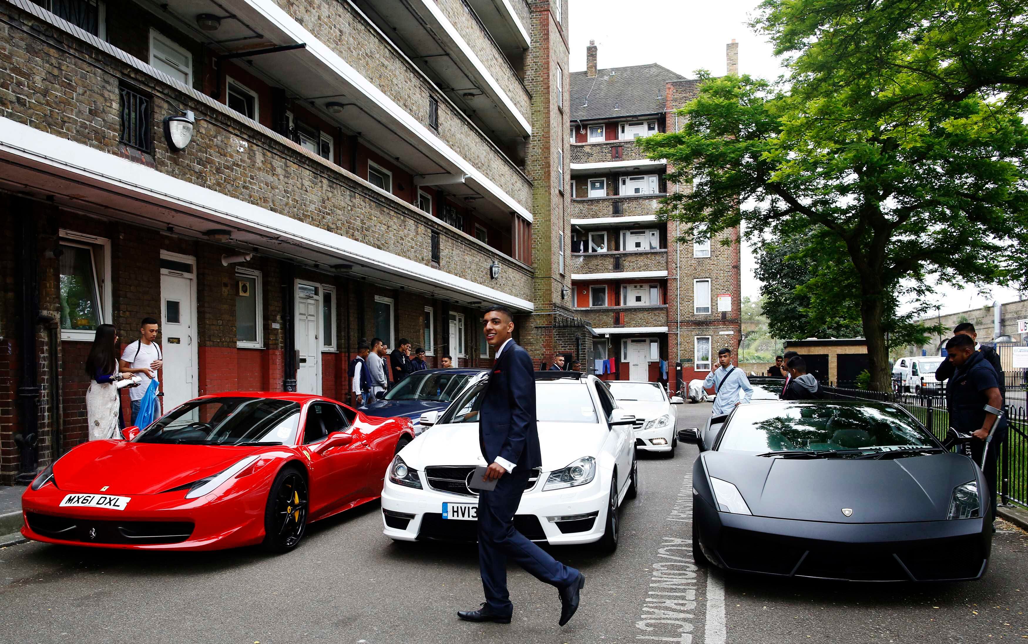 Moda ostentação: jovens de origem humilde alugam Ferrari e Lamborghini para  ir à formatura da escola – Noticias R7, image size:3500x2193