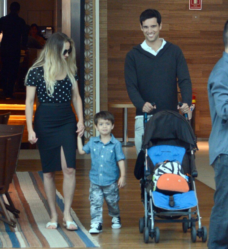 Juliana Silveira e seu marido João Vergara levaram o pequeno Bento para almoçar em um shopping do Rio de Janeiro, no domingo (9) 
Assista: Juliana Silveira arrasa em ensaio para revista masculina