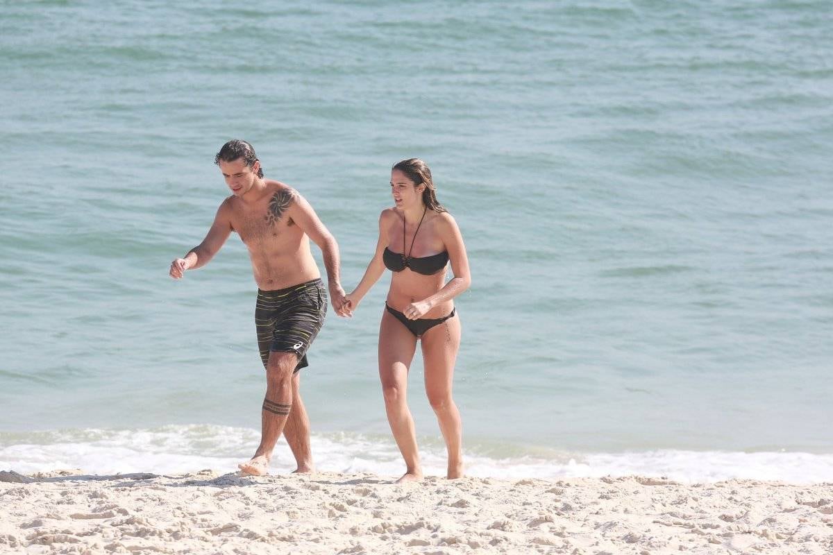 Rafa Brites e Felipe Andreoli curtem dia de sol em praia do Rio de Janeiro