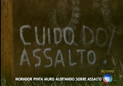 Pichação serve de alerta para pedestres em quadra de Ceilândia
