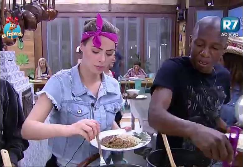 Sempre esbanjando estilo, a peoa não dispensava o lenço na
cabeça nem para comer. E a beleza da ex-miss impressionava a todos

+ Em atividade, peões comentam momentos marcantes de cada uma das semanas de confinamento
+ Turma do Ronco: Peões descansam durante a tarde do último sábado de A Fazenda 8
+ Douglas, Rayanne e Ana Paula cantam músicas de Latino e peão enfatiza: “Quem planta sacanagem colhe solidão”


