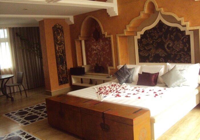 Mas se o casal resolver não ficar no hotel e buscar uma
noite mais picante, ainda assim com muito luxo, o Flamingo Motel, em Sobradinho
(DF), possui as suítes mais caras do DF. A Taj Mahal (foto) e a Marrakech – com
temáticas indianas e marroquinas – custam, por quatro horas, R$ 649. Ambas
possuem vários ambientes