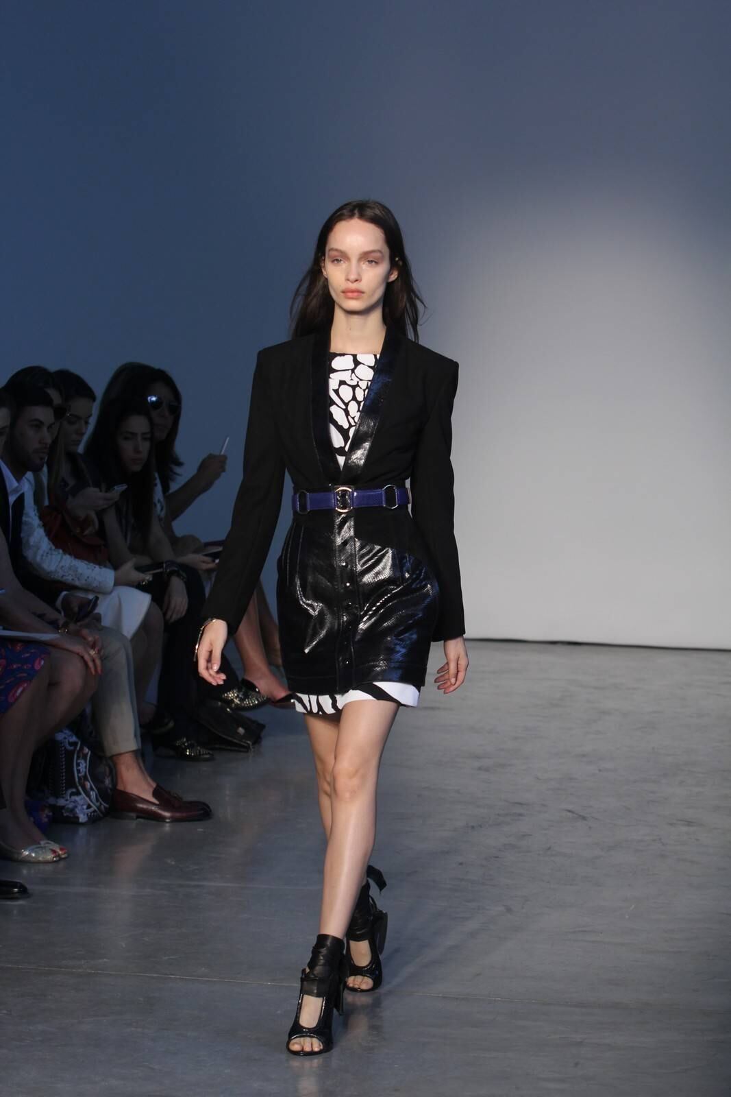 O segundo dia de desfiles da temporada inverno 2015 da São Paulo Fashion Week começou com a coleção do estilista Pedro Lourenço, nesta terça-feira (4). As modelos entraram na passarela após uma hora de atraso e vestiram peças feitas de diferentes materiais, que iam desde os trabalhos com paetês até detalhes com argolas de meta. Além dos casacos e saias que deram um ar sexy à coleção, as sandálias com saltos largos, arredondados e amarrações no tornozelo também foram destaque na passarela