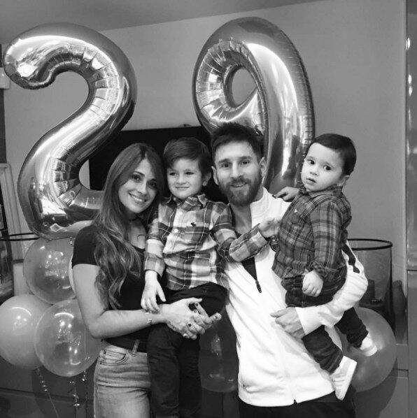 Eles não deixam passar uma data especial sem comemoração. Quando Antonella chegou aos 29 anos, teve festa com a família reunida