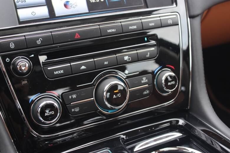 Sistema de climatização tem ar-condicionado bi-zone e aquecimento dos bancos