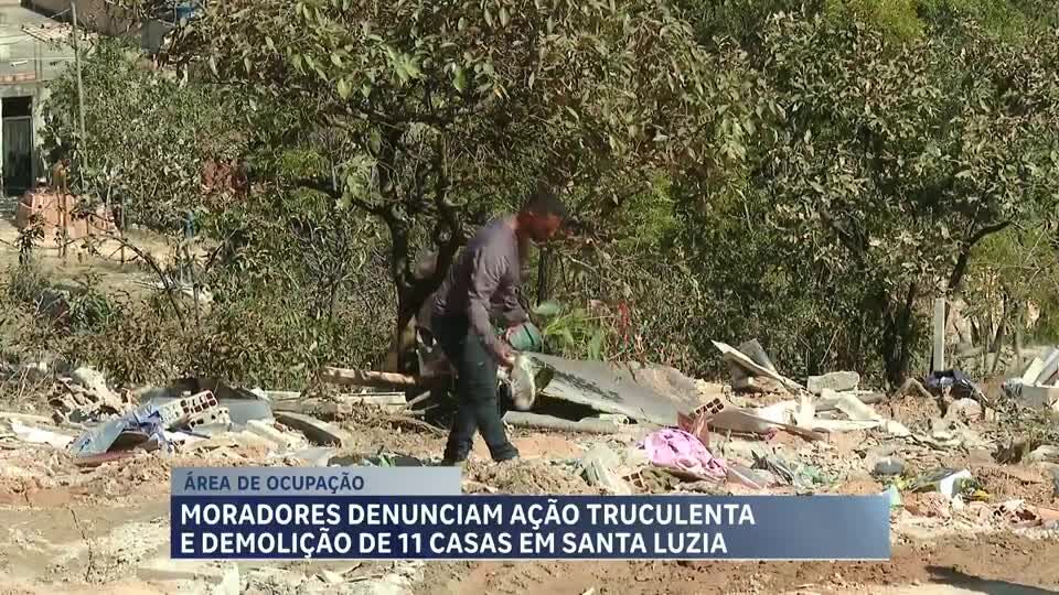 Famílias buscam abrigo após ação de segurança privada destruir 11 casas sem aviso prévio em MG