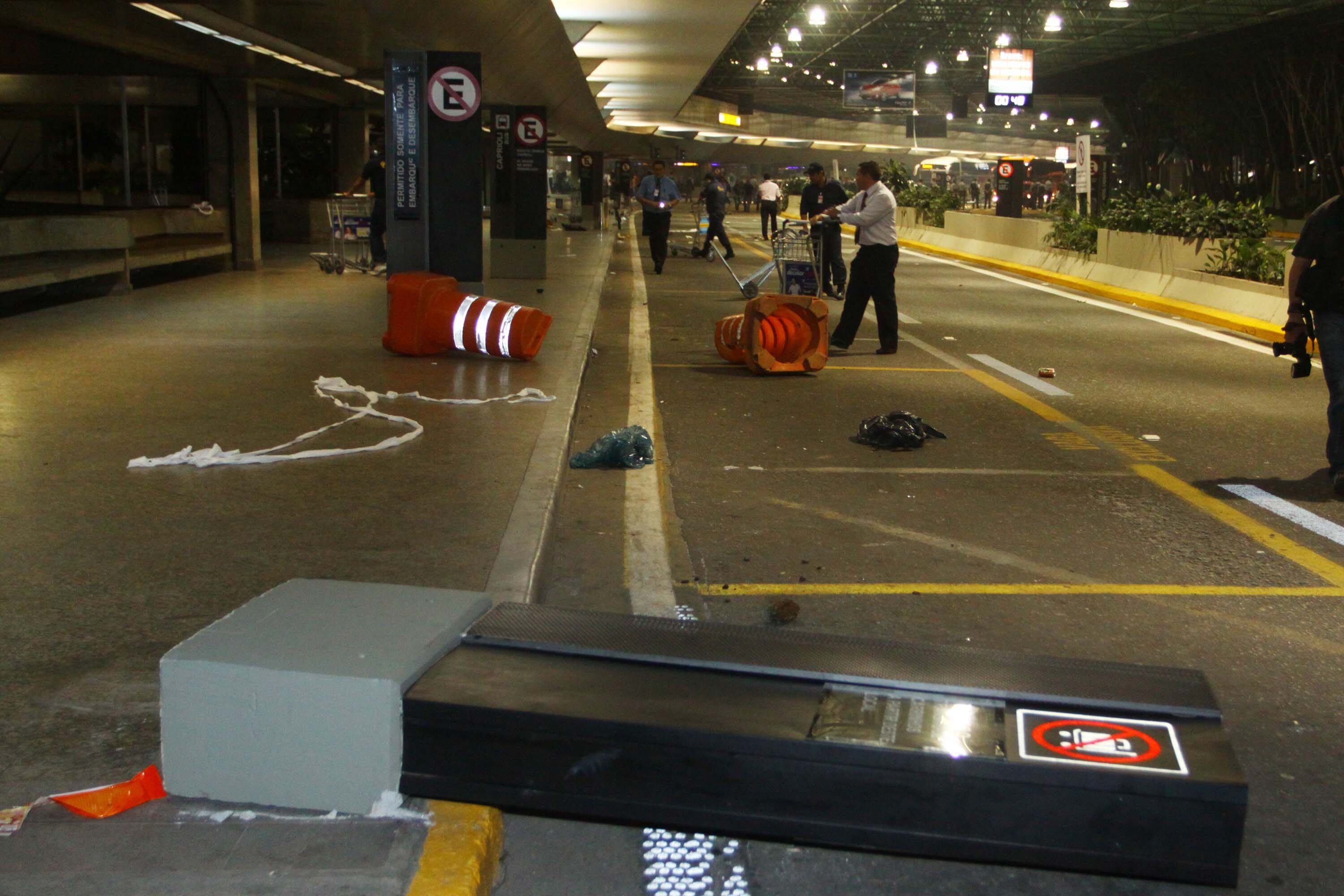 Placa também ficou pelo chão durante a passagem da torcida
