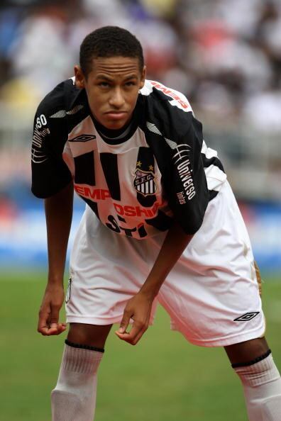 Porém, Neymar já faturava milhões muitos anos antes de virar
o queridinho do mercado publicitário. Aos 14 anos, o craque recebeu R$ 1 milhão
do Santos para ficar na Vila Belmiro e não aceitar uma proposta do Real Madrid