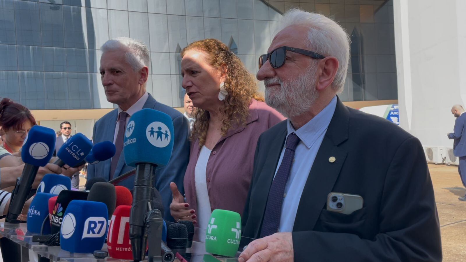 Parlamentares governistas acompanham julgamento de Bolsonaro