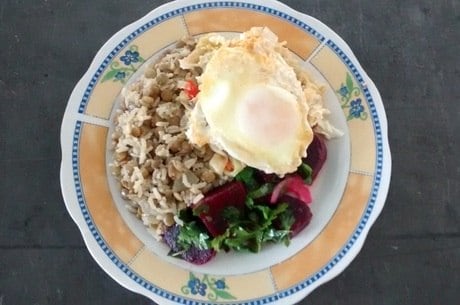 Prato pronto oferecido para os jovens durante o teste da merenda