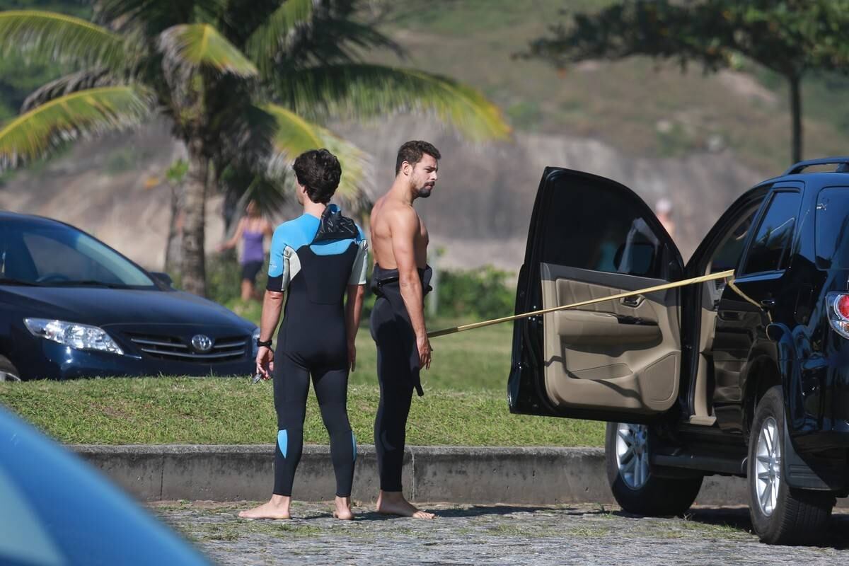 Cauã Reymond surfou no Recreio dos Bandeirantes nesta segunda-feira (21)