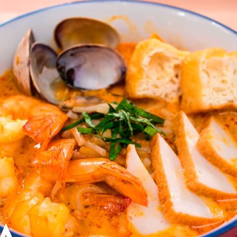 Laksa: apreciado em Singapura e Malásia, esta receita possui diversas interpretações, mas basicamente consiste em um caldo de peixe ou leite de coco servido com ovo cozido, camarão (às vezes, lagosta, caranguejo, galinha) massa de arroz e folhas-de-laksa, conhecido como coentro-vietnamita.