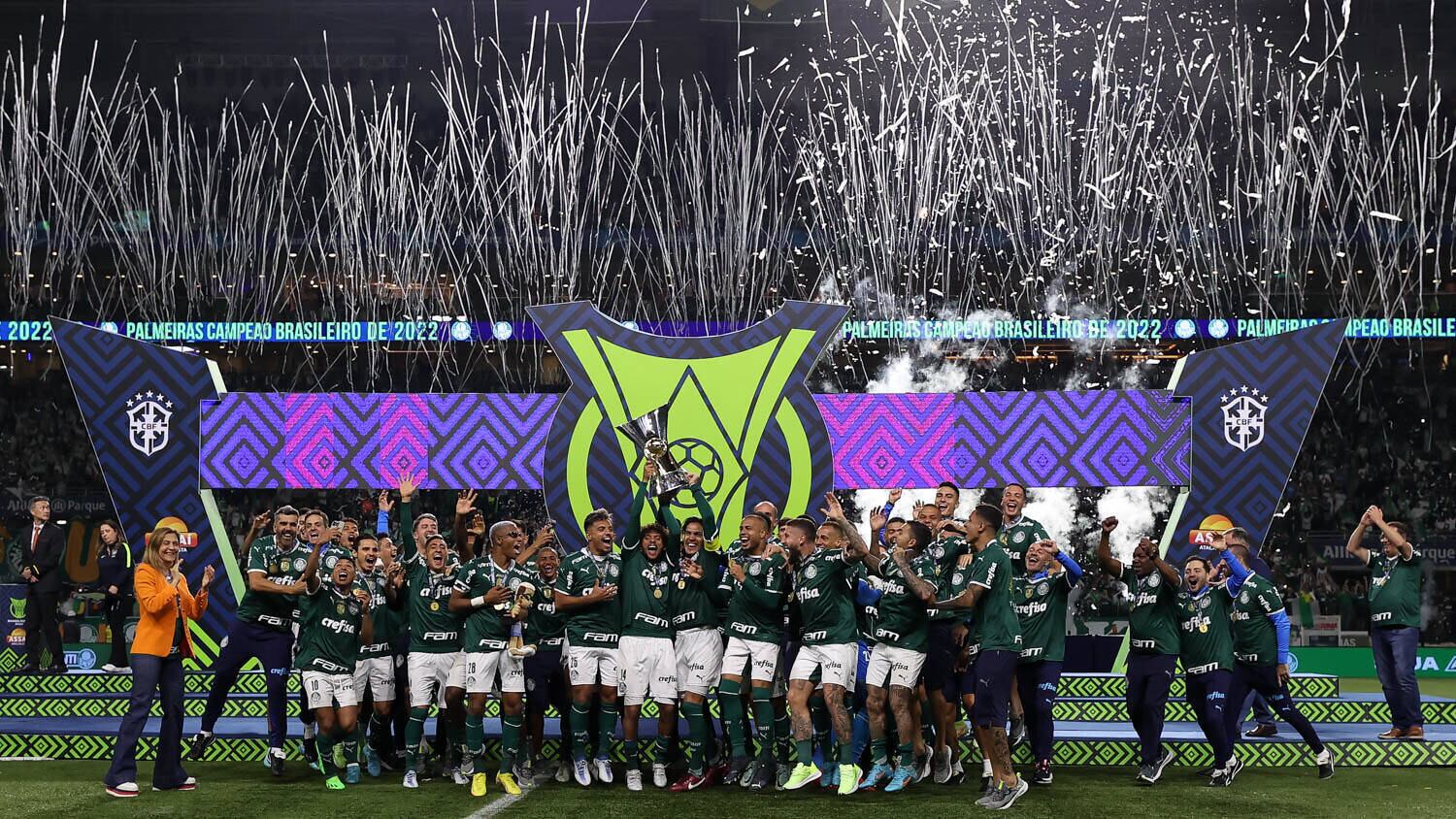 O Palmeiras é o atual campeão: apesar de um 2023 abaixo do que foram os anos anteriores, o Palmeiras ainda é o atual campeão brasileiro. Mesmo que a distância do líder Botafogo ainda se mantenha, fato é que não se recomenda subestimar a capacidade de Abel Ferreira para motivar seus atletas em busca de um objetivo comum