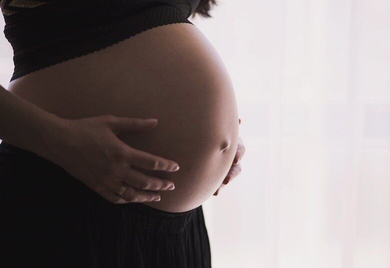 A contratação é feita no Brasil, mas todo o processo acontece no exterior