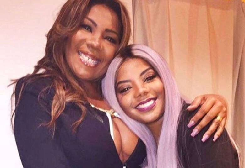 — Eu não tenho contato com o meu pai. Quem assumiu
esse papel foram o meu padrasto e meu tio

