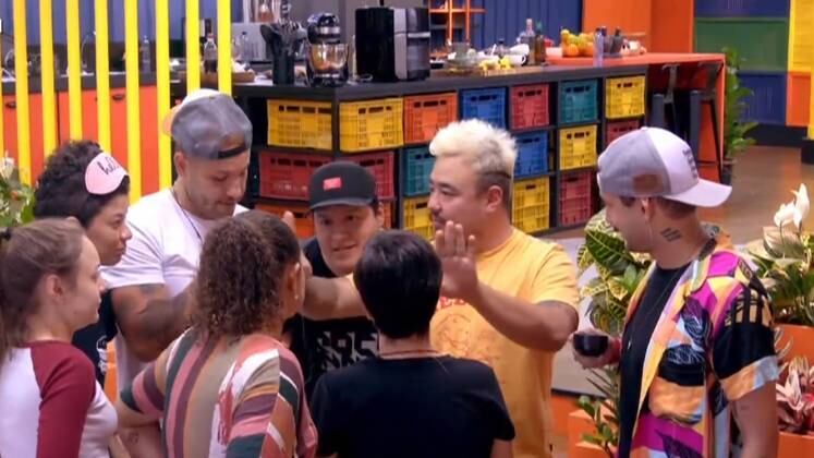 Enquanto os competidores descansavam na Casa Top Chef, Cadu aproveitou o momento para pedir a ajuda dos colegas de confinamento. Ele preparou um plano bem romântico para pedir Nat em namoro