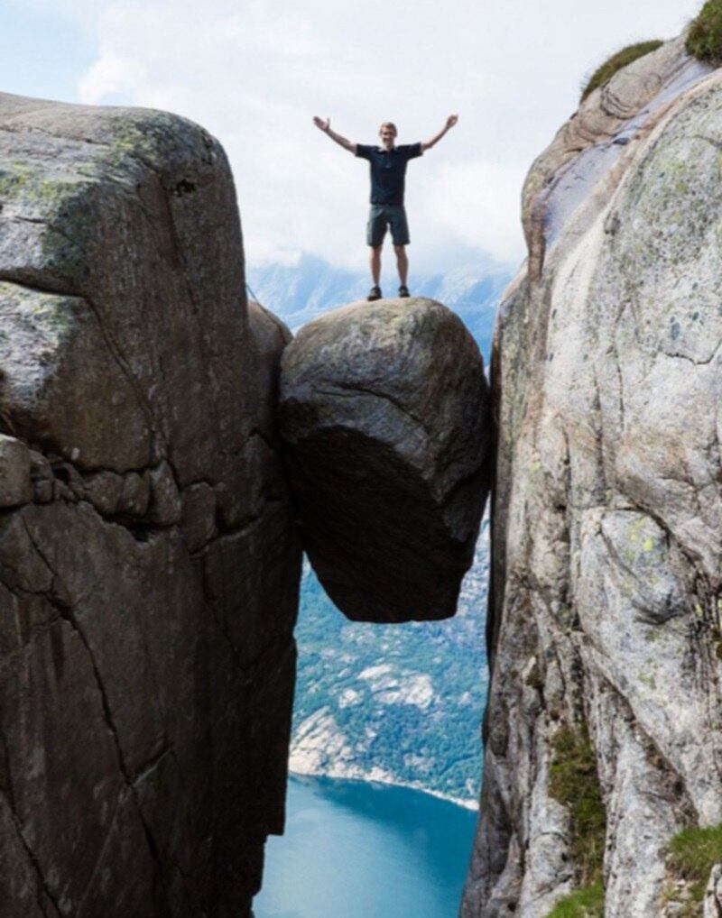 Esta famosa pedra da Noruega chama-se Kjeragbolten Boulder e está alojada entre duas montanhas, fenômeno causado pelas movimentações rochosas  na linda Noruega

O R7 criou um miniguia incrível para quem deseja visitar a natureza privilegiada da Noruega

Veja as casinhas e os cantos mais coloridos do mundo

Conheça o R7 Play e assista a todos os programas da Record na íntegra!

