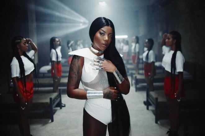 Ludmilla com um dos looks do clipe da música Jogando Sujo