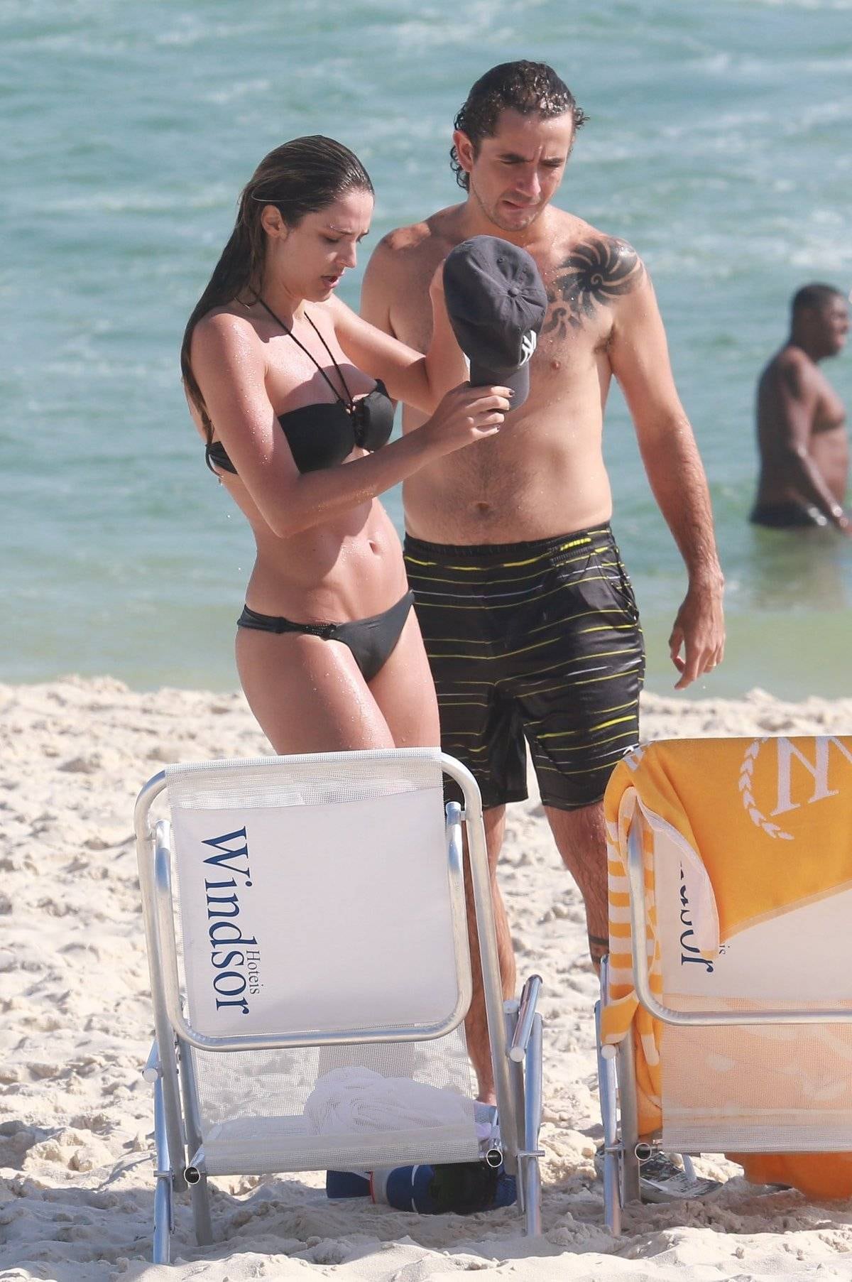 De biquíni, Rafa mostrou boa forma ao lado do marido