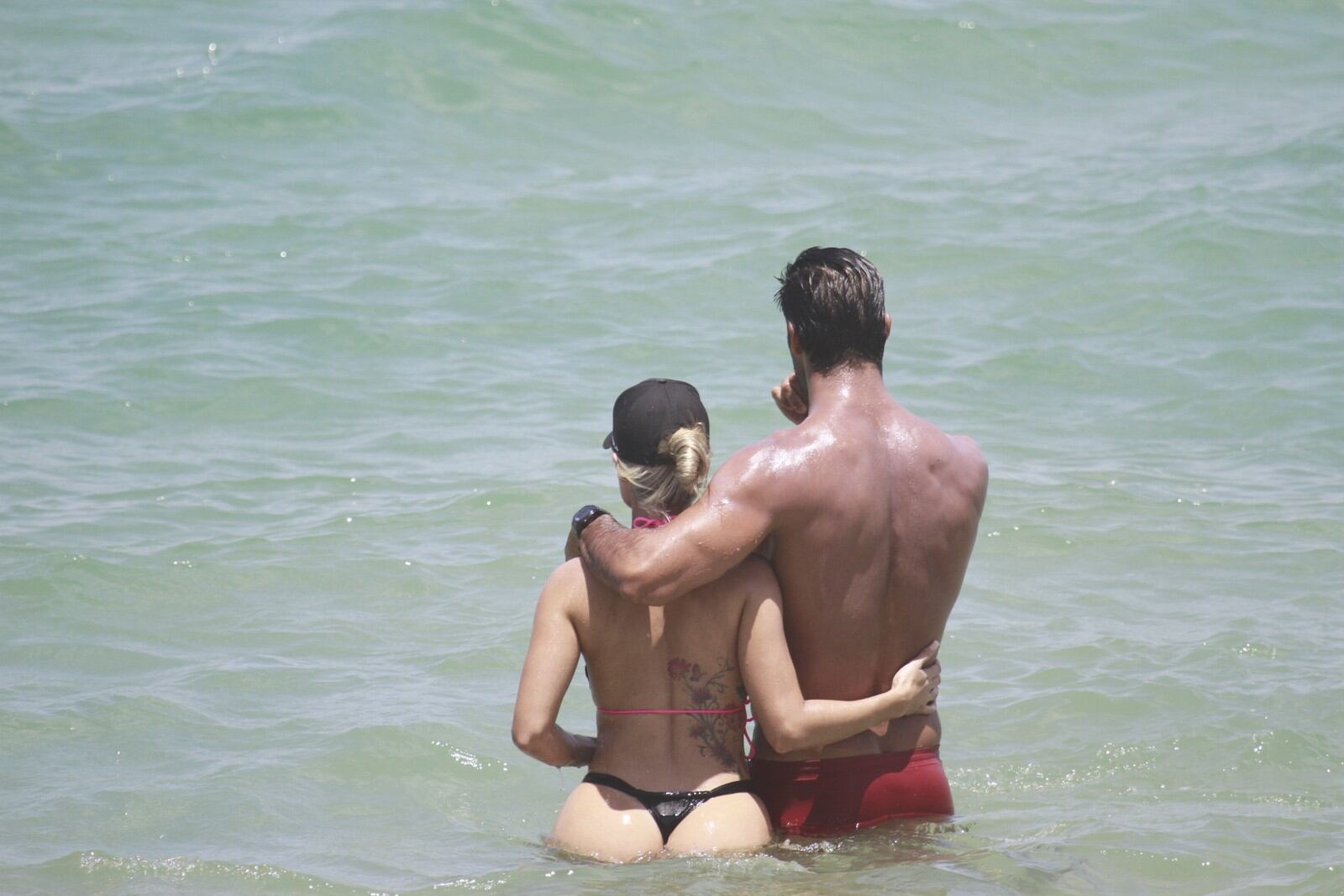 Beto e Aryane agarradinhos em alto mar