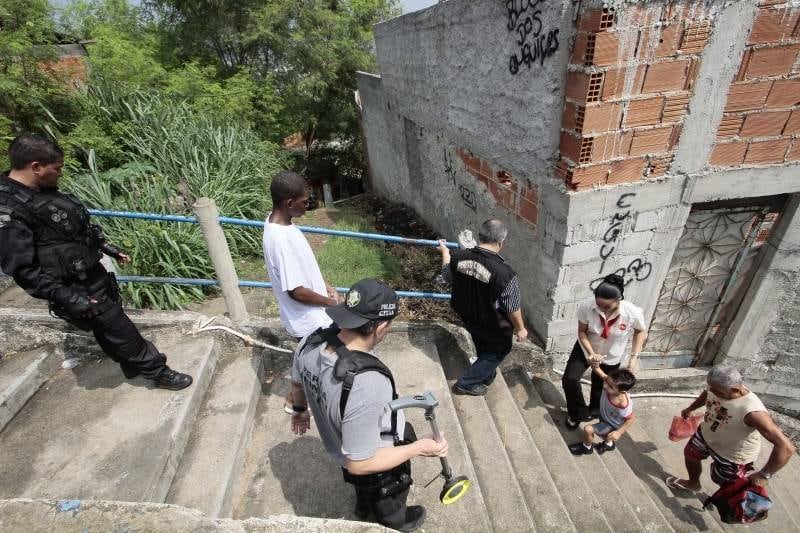 O defensor da família de Cláudia também apontou que Ronald Felipe dos Santos, morador da favela que testemunhou o crime e foi preso em seguida, sob suspeita de participação, caiu em contradição em relação ao depoimento prestado logo após o fato à polícia. O advogado denunciou ainda que Santos conversou com os PMs acusados antes de fazer a reconstituição. Thais Lima, filha de Cláudia, presenciou a conversa

