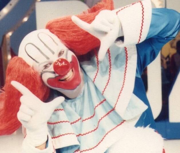 Bozo 

O programa foi um clássico dos anos 80. A atração ficou pouco mais de dez anos no ar. Foi no início transmitido em conjunto pela TVS (SBT) e Record (nesta época Silvio Santos era dono das duas emissoras, sendo que a Record ainda não era uma rede). Personagens como o Papai Papudo, Vovó Mafalda e Salci Fufu, por exemplo, foram criados no programa para divertir a criançada. Além de desenhos animados, a atração se destacava pelas gincanas, em especial a corrida de cavalos, chamada Bozo Corrida. Vai malhado!