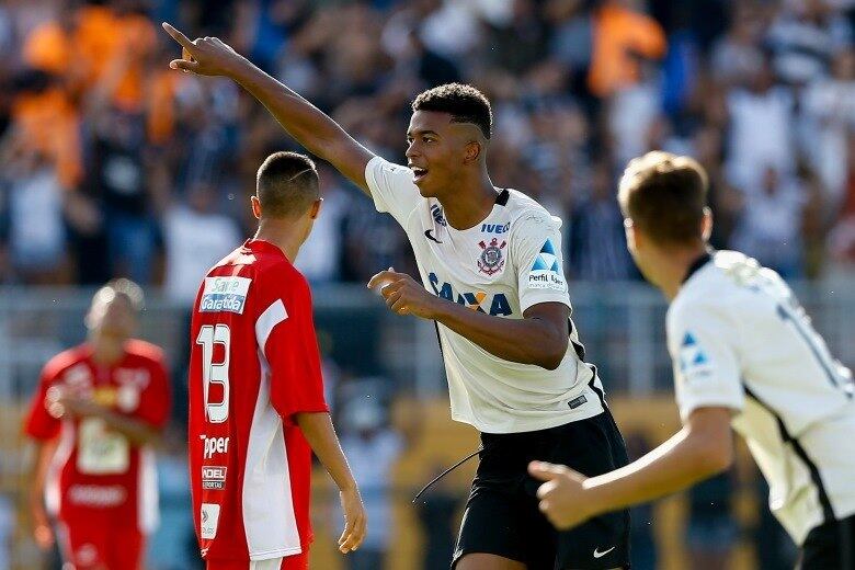 Carlinhos comemora gol na decisão contra o Batatais