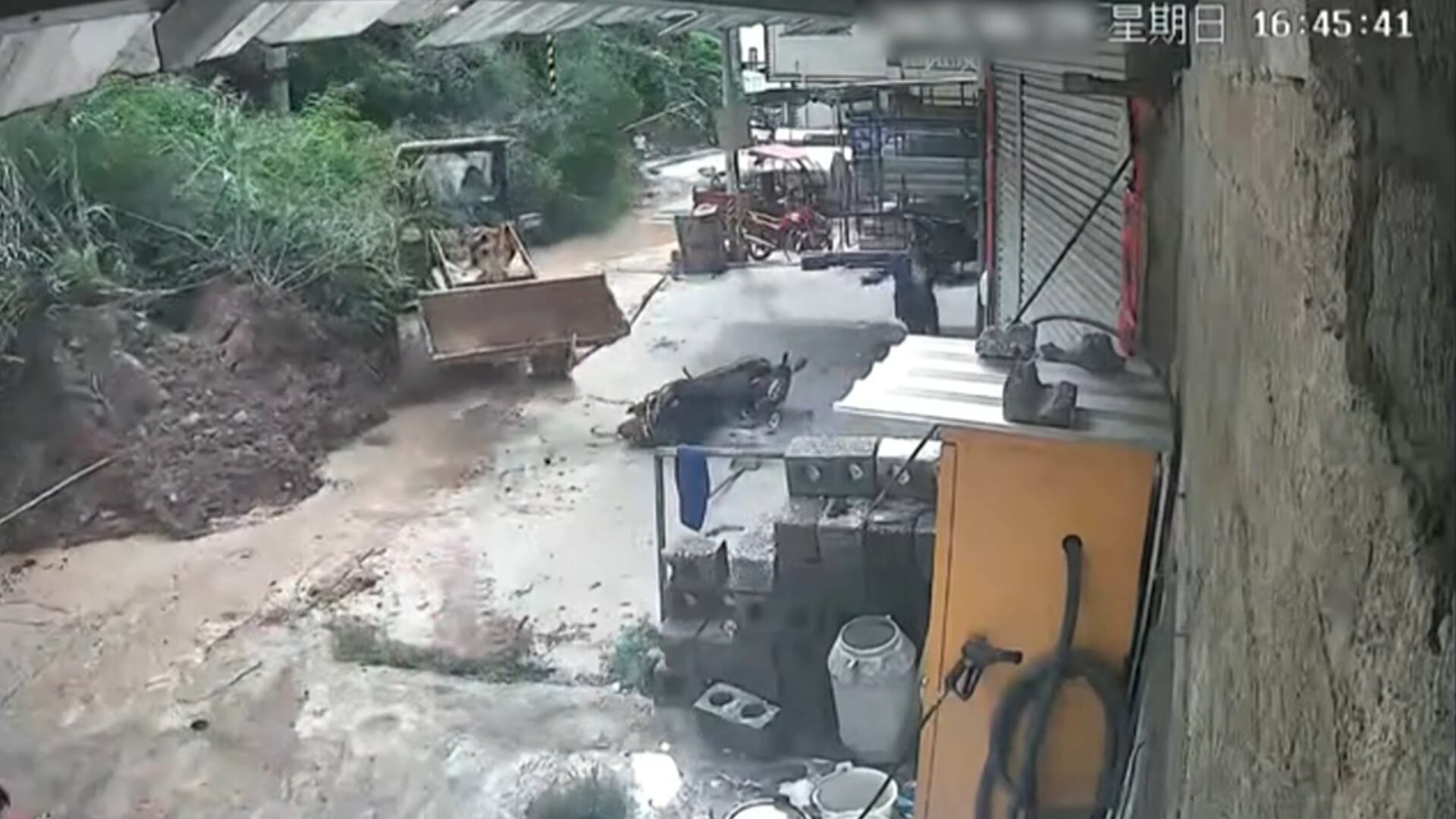 Vídeo: barranco cede e arrasta escavadeira na China