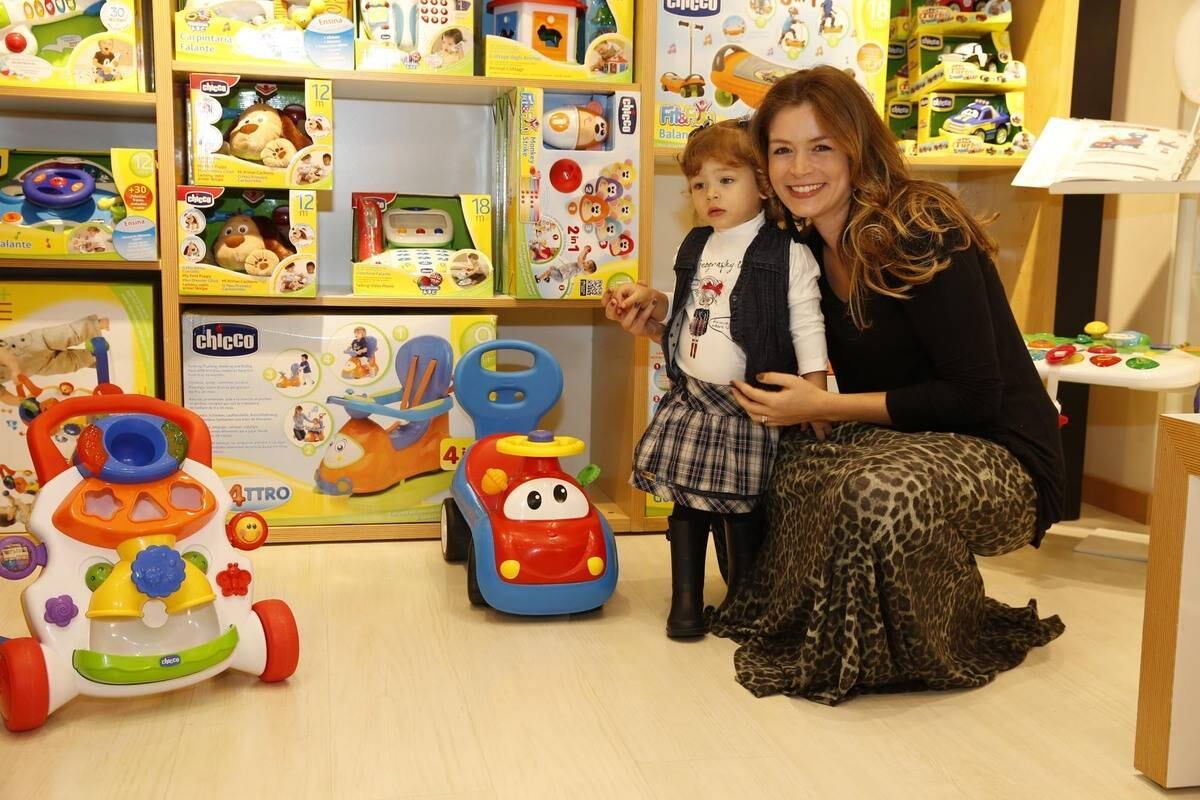 Famosos vão a lançamento da coleção de primavera de uma marca infantil no Rio