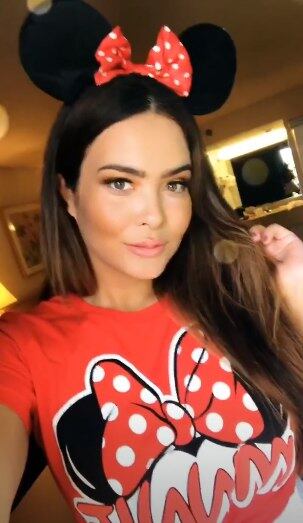 Aliás, as orelhinhas da namorada do Mickey Mouse não saíram da cabeça da modelo