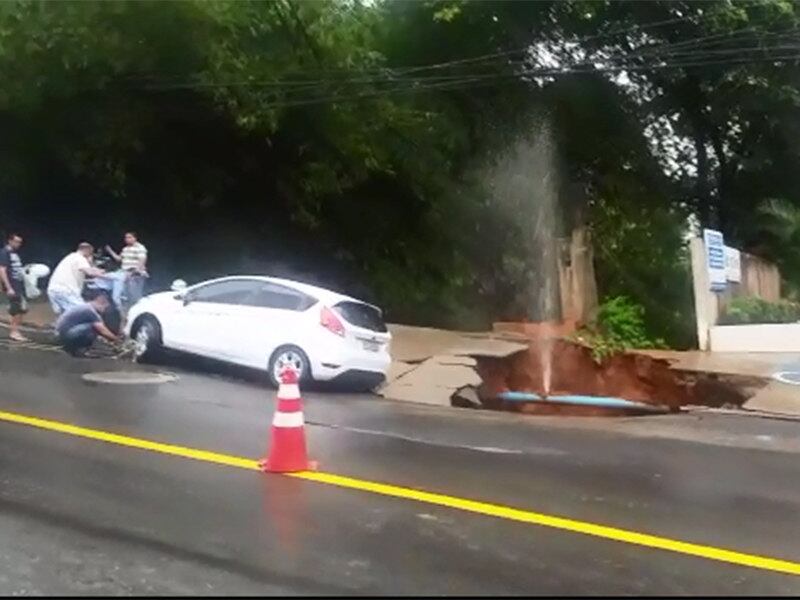Um carro quase foi engolido por uma cratera