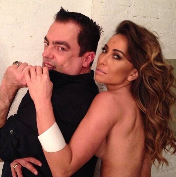 Abraçada ao cabeleireiro Marco Antônio Di Biaggi, Sabrina Sato também quase mostrou demais nas redes sociais em foto postada em setembro do ano passado