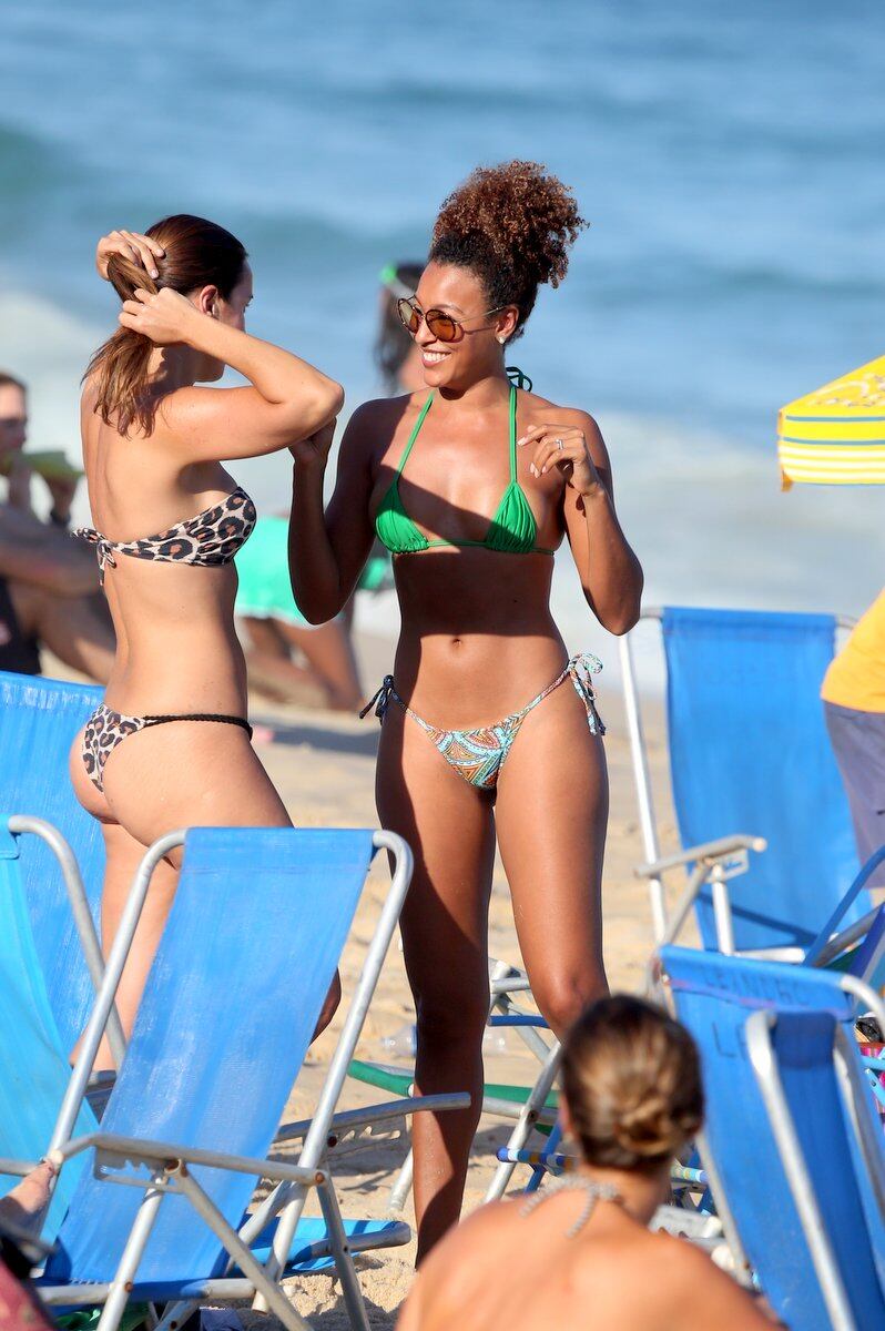 Sheron Menezes exibe corpão em dia de praia com os amigos no Rio de Janeiro