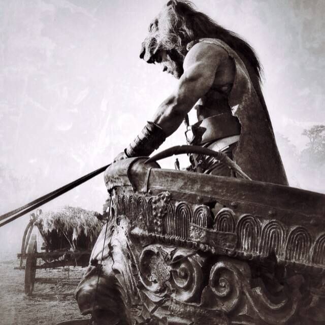 Em Hercules: The Thracian Wars, o personagem interpretado por The Rock encontra seis mercenários, depois de fazer os famosos 12 trabalhos e perder toda a sua família. Junto ao grupo, eles partem em busca de qualquer atividade que dê remuneração
