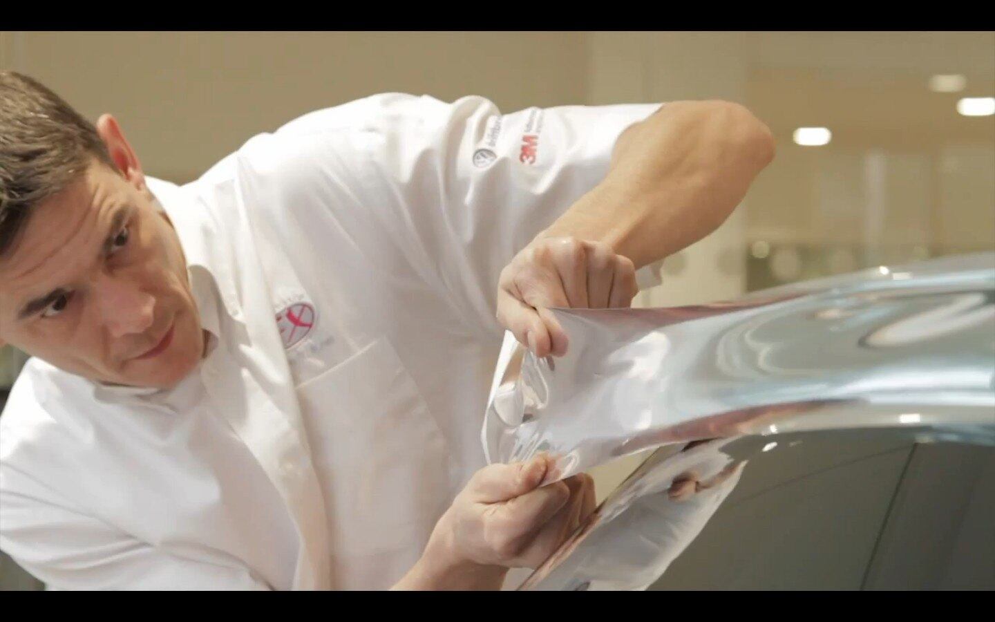 Peças com vincos, como o aerofólio traseiro, dificultam a colocação do adesivo
VEJA TAMBÉM
> RAM faz picape enfurecida para divulgar novo filme do Super-Homem
> Direto da idade da pedra: carro do filme Os Flintstones movido com os pés vai a leilão
Quer saber tudo sobre carros? Acesse R7.com/carros