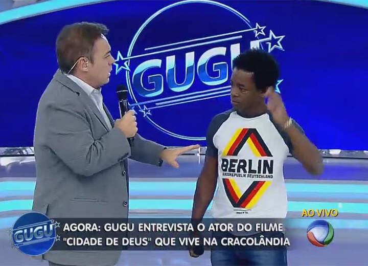 Gugu: O que
aconteceu com a sua vida? Morava no Rio de Janeiro ou em São Paulo?
Rubens: Morava no Rio de Janeiro. Eu nasci em Santa
Cruz, zona oeste do Rio, e tinha uma vida tranquila, como todo jovem negro que
nasce na periferia. De repente, virei artista. Era um carinha que tinha uma mãe
trabalhadeira e três irmãs ficando famoso
Gugu: Ficou
famoso por causa do filme?
Rubens: Sim, mas,
antes fiz um clipe do Rappa, o Minha Alma, e participei de alguns longas da Kátia Nunes. Na verdade, eu sempre fui sozinho. Nunca tive família. Só tenho
três amigos que me acompanham até hoje
+ Personagens que emocionaram no Domingo Show fazem surpresa para Geraldo Luís
+ Anão humorista? Marquinhos imita Geraldo Luís contando histórias de vida
+ Gugu está no Facebook! Curta
+ Siga o perfil da atração no Twitter