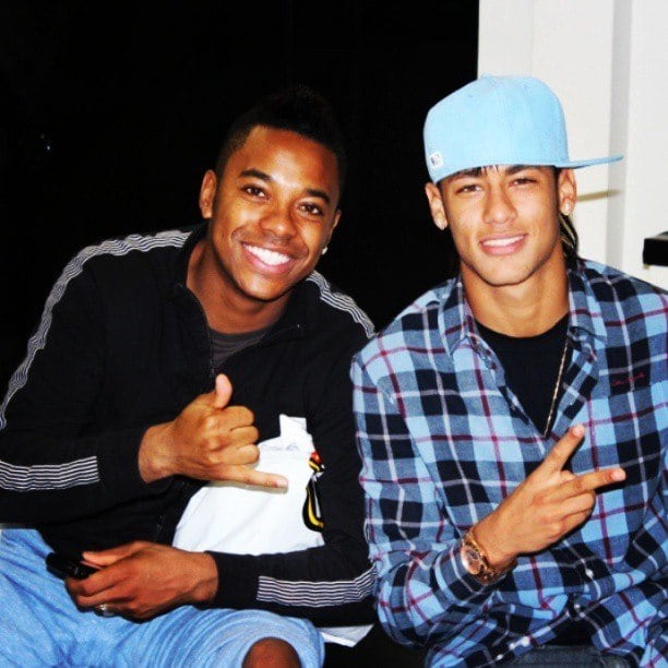 Neymar sempre apontou Robinho como o seu grande ídolo no futebol e teve a alegria de jogar junto com seu "padrinho" pelo Peixe em 2010