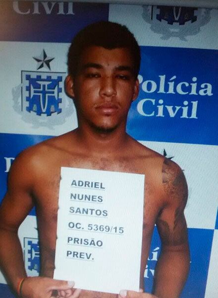 Depois de serrarem as grades e abrirem buracos nas paredes das celas, os presos saíram da carceragem em direção a área do banho de sol, onde serraram as grades da cobertura e fugiram

