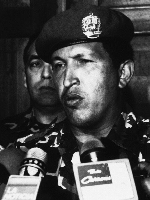Hugo Chávez, que morreu em 5 de março deste ano,
começou sua carreira política em 1992, quando encabeçou um frustrado
golpe de Estado contra o então presidente da Venezuela Carlos Andrés Pérez.

Após ser preso e receber o indulto, Chávez percorreu o país em campanha para as
eleições de 1998, assumindo o mandato no começo de 1999. Para muitos
eleitores, isso simbolizou um recomeço após décadas de governos que
pouca atenção dedicaram às necessidades do povo, e que eram amplamente
vistos como corruptos e autocomplacentes